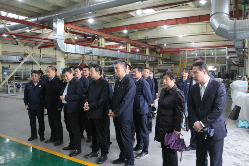 全國政協(xié)常委、陜西省政協(xié)副主席范九倫一行于10月18日前往陜西延長石油西北橡膠有限公司，就“強化關中地區(qū)大氣污染治理”進行了深入的民主監(jiān)督調研。咸陽市政協(xié)黨組書記、主席李曉靜也同行參與了此次調研。延長石油集團副總經理李軍、西橡公司總經理兼黨委副書記張航偉，以及副總經理寧博等公司高層也積極參與了此次調研活動。