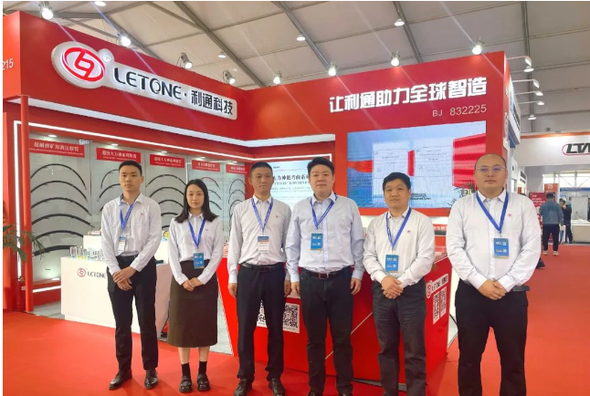 其中，定制化外覆層超耐磨礦用軟管采用高分子材料外覆層，經(jīng)過2000次往復(fù)磨耗試驗，質(zhì)量毫無損失，符合GB/T12721-2007標(biāo)準(zhǔn)。另一方面，超級大力神低彎曲系列軟管以其低于ISO 18752C類標(biāo)準(zhǔn)34%的最小彎曲半徑、高壓力、以及100萬次脈沖次數(shù)的長壽命脫穎而出。這一系列軟管還配備了利通自研軟管接頭和氫化丁腈密封件，具有出色的耐久性。