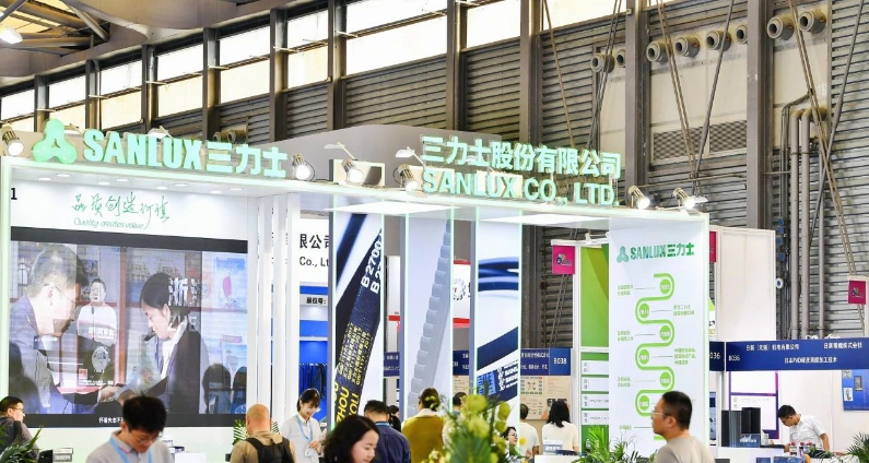 在本次展會期間，三力士展區(qū)吸引了來自國內(nèi)外的上千名客戶，眾多廠家和經(jīng)銷商前來咨詢和洽談。公司的10名內(nèi)外銷客戶經(jīng)理和技術(shù)人員全天候提供咨詢服務(wù)，與近10位來自俄羅斯、巴西、意大利等國的國外客戶以及近5家國內(nèi)配套廠初步達(dá)成了合作意向。