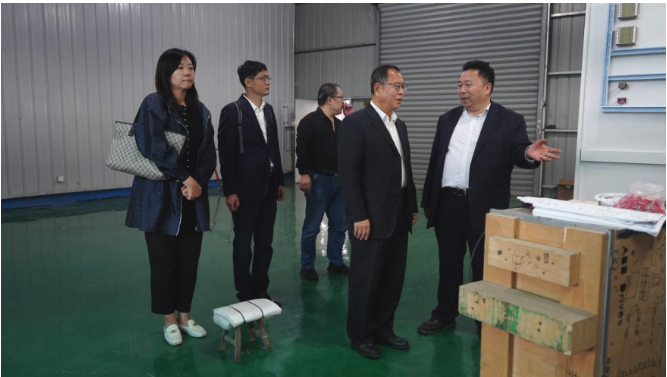 王占杰理事長一行還前往張家港市繁昌機械有限公司進行調(diào)研，得到了公司董事長倪玉標(biāo)、總經(jīng)理王炳輝、銷售總監(jiān)賀曉杰等公司領(lǐng)導(dǎo)的陪同。他們一同參觀了公司的混配料設(shè)備生產(chǎn)裝配車間。