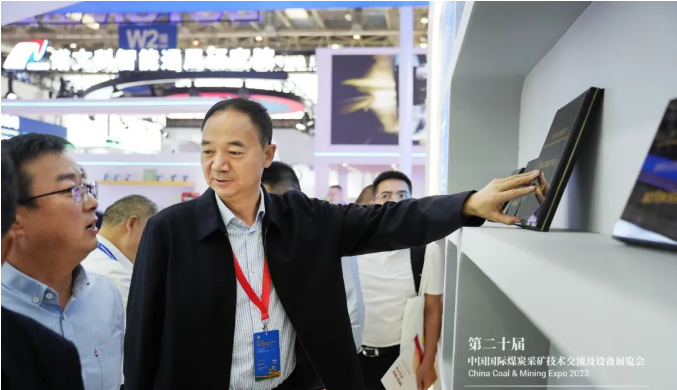 踏歌智行的高級副總裁胡團(tuán)結(jié)分享了他們的"露天礦無人駕駛運(yùn)輸關(guān)鍵技術(shù)及應(yīng)用"。他表示，他們一直在不斷改進(jìn)產(chǎn)品，提供安全、綠色、高效、經(jīng)濟(jì)的無人運(yùn)輸服務(wù)，從而使采礦更加安全和智能。
