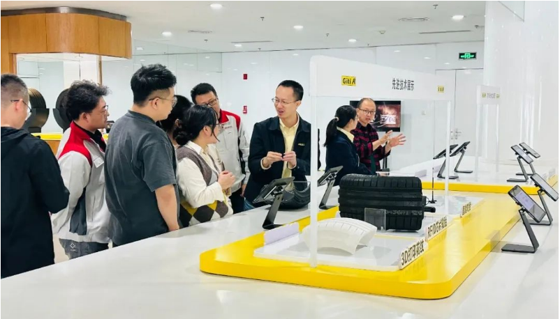 佳通輪胎在長(zhǎng)城汽車的哈弗技術(shù)中心二樓展廳舉辦“佳通日”技術(shù)展會(huì)，旨在構(gòu)建更緊密的合作關(guān)系，提升服務(wù)質(zhì)量，并夯實(shí)雙方在未來(lái)市場(chǎng)的技術(shù)規(guī)劃和產(chǎn)品布局。這一活動(dòng)為雙方提供了深入交流的機(jī)會(huì)，共同探討未來(lái)高質(zhì)量發(fā)展的途徑。