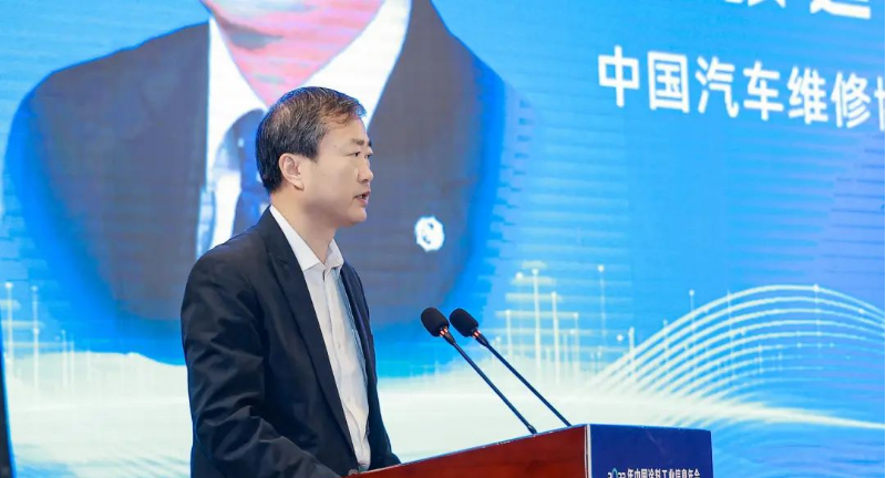 張延華也指出了發(fā)展機遇，特別是在電動化和數(shù)字化汽車產(chǎn)業(yè)的發(fā)展趨勢下，汽車修補漆業(yè)務仍有空間。他提到了二手車整備作為修補漆業(yè)務的新興市場，以及汽車個性化美容改裝等領(lǐng)域的發(fā)展機遇。因此，抓住這些機會，挖掘市場潛力，進行技術(shù)迭代和產(chǎn)品創(chuàng)新將有助于在競爭激烈的市場中取得優(yōu)勢地位。