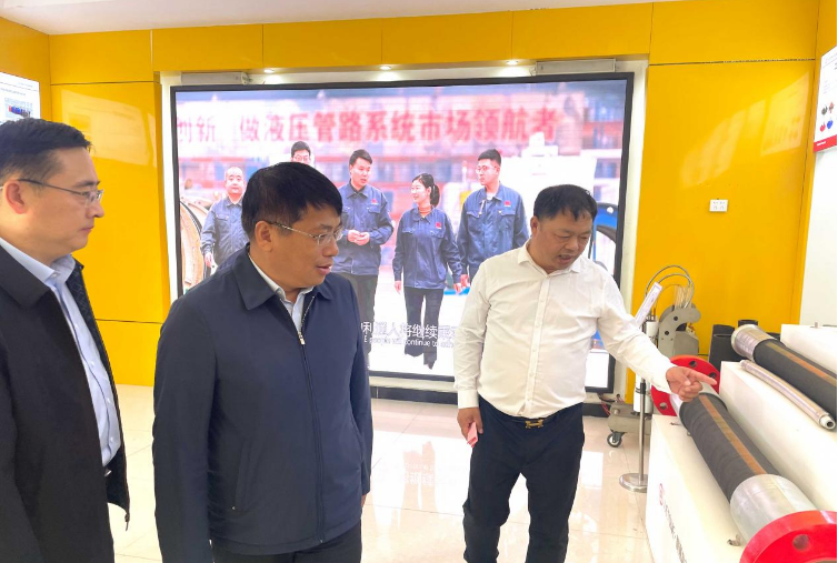 揭牌儀式結(jié)束后，王新會(huì)一行在董事長(zhǎng)趙洪亮的陪同下，前往利通科技的產(chǎn)品展廳進(jìn)行了深入調(diào)研，詳細(xì)了解了公司的科研創(chuàng)新情況。他鼓勵(lì)利通科技繼續(xù)發(fā)揮自身優(yōu)勢(shì)，持續(xù)進(jìn)行科研創(chuàng)新。王新會(huì)還參觀了利通科技的科研基地和生產(chǎn)車(chē)間，以更深入了解公司在超高壓流體技術(shù)應(yīng)用和市場(chǎng)拓展方面的工作，鼓勵(lì)公司在凝聚科技人才、促進(jìn)自主創(chuàng)新、激發(fā)創(chuàng)造活力等方面發(fā)揮更大的作用，為液壓科技產(chǎn)業(yè)的高質(zhì)量發(fā)展貢獻(xiàn)力量。