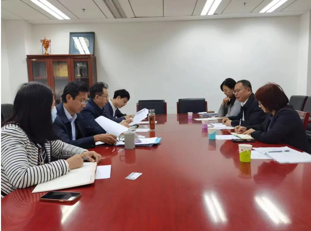 中國塑協(xié)理事長王占杰攜帶秘書長焦紅文、副秘書長兼經(jīng)濟(jì)合作部主任賈寧以及辦公室主任劉曉慧，于2023年11月2日拜會(huì)了工信部消費(fèi)品工業(yè)司司長何亞瓊，雙方就推動(dòng)塑料制品行業(yè)高質(zhì)量發(fā)展進(jìn)行了深入座談交流。