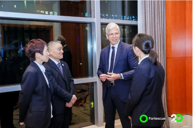 寶通科技與Fortescue me<i></i>tals Group的合作關(guān)系深厚，董事長(zhǎng)包志方曾多次率團(tuán)前往澳大利亞，與Fortescue在珀斯總部和黑德蘭港等地進(jìn)行密切交流，留下了寶通交流團(tuán)的足跡。Fortescue的現(xiàn)場(chǎng)團(tuán)隊(duì)對(duì)寶通的技術(shù)和產(chǎn)品表示高度贊譽(yù)。在2023年，F(xiàn)ortescue的各團(tuán)隊(duì)共三次前來寶通進(jìn)行訪問，雙方就寶通全球化的現(xiàn)場(chǎng)服務(wù)以及新技術(shù)應(yīng)用展開了更深入的探討。特別是在綠色生產(chǎn)和碳中和方面，寶通科技與Fortescue都堅(jiān)定地?fù)碛邢嗤睦砟詈湍繕?biāo)。