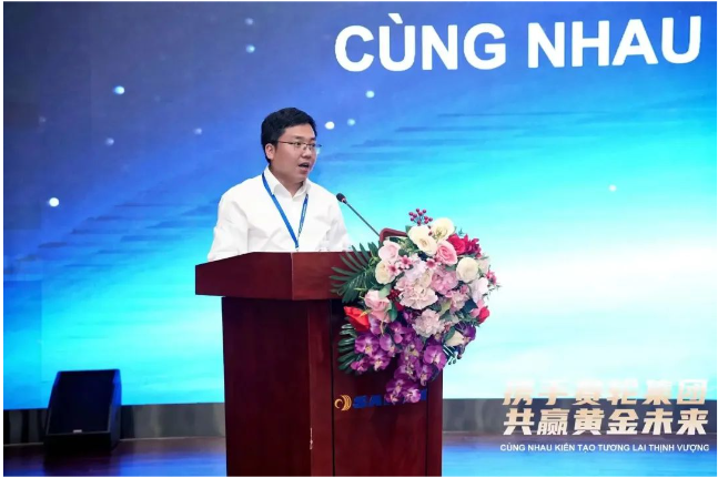 日前，賽輪集團2023年度越南TBR優(yōu)秀經(jīng)銷商大會召開，來自越南的120多位TBR經(jīng)銷商伙伴參加。會議以“攜手賽輪集團 共贏黃金未來”為主題，國家橡膠與輪胎工程技術(shù)研究中心主任、賽輪集團名譽董事長袁仲雪出席并致辭。