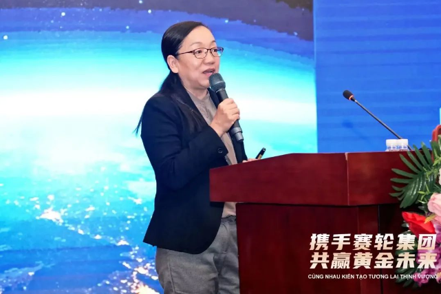 賽輪集團技術(shù)研發(fā)中心TBR研發(fā)部部長張云秀在會上系統(tǒng)介紹了賽輪集團的研發(fā)體系和技術(shù)創(chuàng)新情況，特別強調(diào)了液體黃金輪胎在行業(yè)內(nèi)的重大突破。