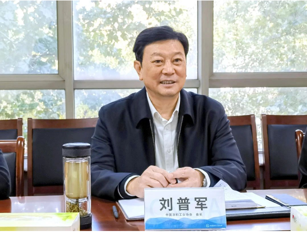中國(guó)涂料工業(yè)協(xié)會(huì)會(huì)長(zhǎng)劉普軍在北京會(huì)見(jiàn)了江西省涂料行業(yè)協(xié)會(huì)會(huì)長(zhǎng)潘白日一行。雙方就如何促進(jìn)江西省涂料行業(yè)的發(fā)展以及未來(lái)中國(guó)涂料工業(yè)協(xié)會(huì)與地方涂協(xié)的合作等問(wèn)題展開(kāi)了深入交流。
