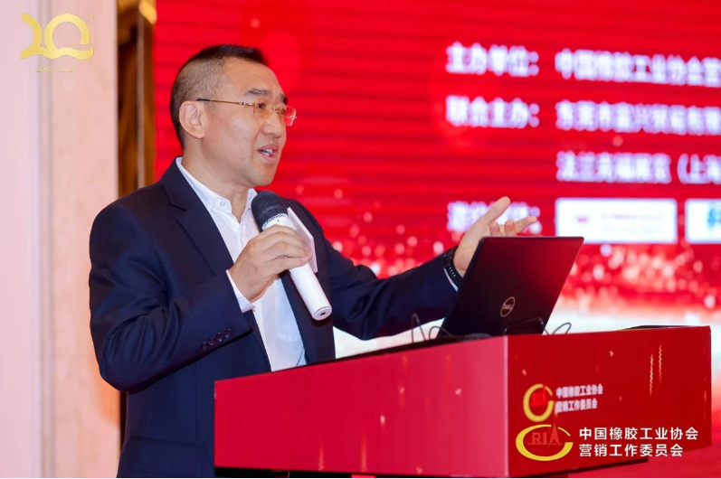 接下來，上一任中橡協(xié)副會(huì)長兼營銷工委理事長朱仁恩做近一年主要工作報(bào)告。同時(shí)寄語新一屆理事會(huì)團(tuán)結(jié)一心，共同努力，開辟中國輪胎經(jīng)銷商行業(yè)新局面。