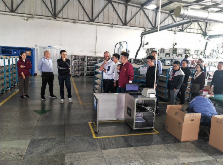 在潤達(dá)工廠，千里行集團(tuán)董事長任欽武與上海分公司負(fù)責(zé)人Wilson向迪卡儂團(tuán)隊(duì)全面介紹了千里行集團(tuán)的發(fā)展歷程及未來方向。隨后集團(tuán)分管人力資源的副總Boris分享了Human項(xiàng)目，展示了集團(tuán)以人為本的發(fā)展理念。以及千里行在自主化管理取得的相關(guān)成績，其中SSE/HRP/QA都已取得迪卡儂自主化管理認(rèn)證，提高了企業(yè)內(nèi)部的管理水平，與迪卡儂的發(fā)展理念更加契合。