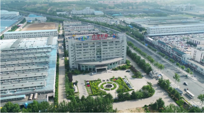 在這三家輪胎企業(yè)中，玲瓏輪胎在推動(dòng)企業(yè)可持續(xù)發(fā)展方面走在了前列。為提升企業(yè)ESG競(jìng)爭(zhēng)力，玲瓏輪胎積極推動(dòng)可持續(xù)天然橡膠發(fā)展，于2022年成為中國(guó)大陸首家加入“全球可持續(xù)天然橡膠平臺(tái)(GPSNR)”的輪胎企業(yè)。這一舉措為該企業(yè)在輪胎產(chǎn)業(yè)和技術(shù)方面帶來(lái)了先發(fā)性和可持續(xù)性的優(yōu)勢(shì)。