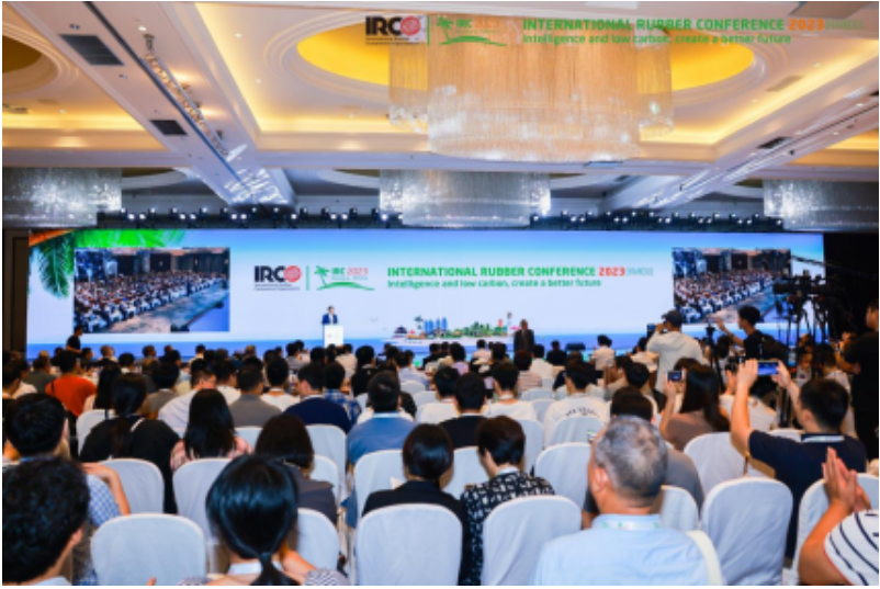 據(jù)了解，國(guó)際橡膠會(huì)議(IRC)是國(guó)際橡膠會(huì)議組織(IRCO)的大型重要會(huì)議，每年一次，由成員國(guó)中的會(huì)權(quán)國(guó)家輪流主辦。中國(guó)已成功主辦過(guò)三次，而IRC2023是中國(guó)再次舉辦的盛會(huì)。本次大會(huì)主題為“智能低碳，共創(chuàng)美好未來(lái)”。