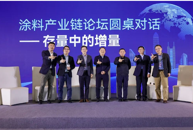 漆谷集團總經(jīng)理李曉會、上海華誼精細(xì)化工有限公司總工程師俞劍峰、科順股份研發(fā)中心總監(jiān)王綱、中車青島四方機車車輛股份有限公司涂裝高級主任工藝師、教授級高工趙民、廣東寶時精細(xì)化工有限公司總經(jīng)理黃杰勇、杭州崇耀科技發(fā)展有限公司總經(jīng)理徐健在峰會的高峰論壇上，就企業(yè)經(jīng)營現(xiàn)狀、市場需求變化、開發(fā)新市場空間等話題展開了討論。
