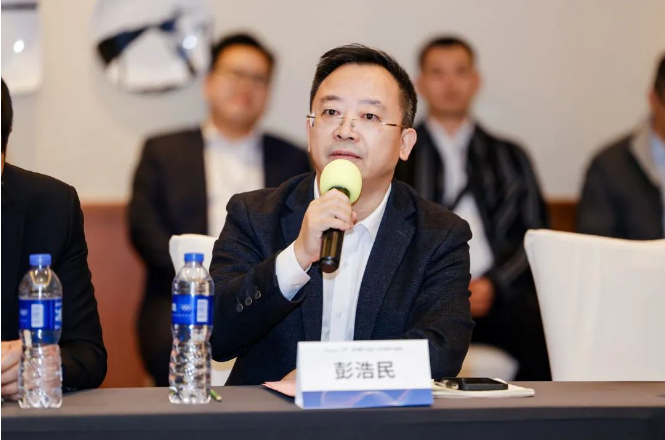 彭浩民表示，近年來，隨著國家環(huán)保政策的不斷升級(jí)和“雙碳”戰(zhàn)略的推進(jìn)，粉末涂料的發(fā)展空間顯著擴(kuò)大。然而，國內(nèi)粉末涂料企業(yè)眾多，產(chǎn)能過剩、同質(zhì)化嚴(yán)重、研發(fā)不足等問題也制約了行業(yè)的發(fā)展。彭浩民呼吁借助買化塑峰會(huì)平臺(tái)，與在座各位行業(yè)精英共同探討未來的發(fā)展方向，推動(dòng)粉末涂料行業(yè)良性可持續(xù)發(fā)展。
