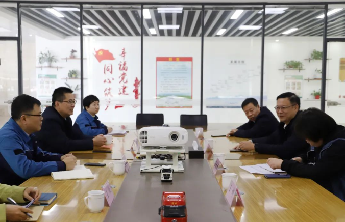日前，山東省濰坊市昌樂(lè)縣委常委、辦公室主任范新利范新利一行到美晨工業(yè)集團(tuán)，就企業(yè)安全生產(chǎn)工作展開(kāi)調(diào)研。高新片區(qū)黨委書(shū)記孟慶忠、美晨董事長(zhǎng)王永剛陪同出席。